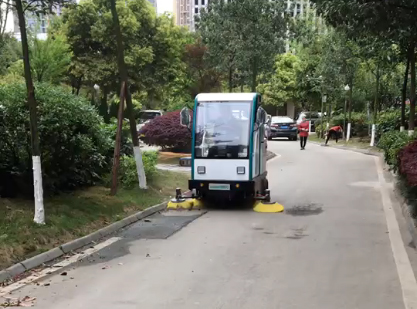 駕駛式洗地機(jī)輕松清潔
