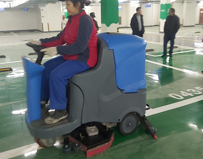 環(huán)氧地坪停車場使用洗地機