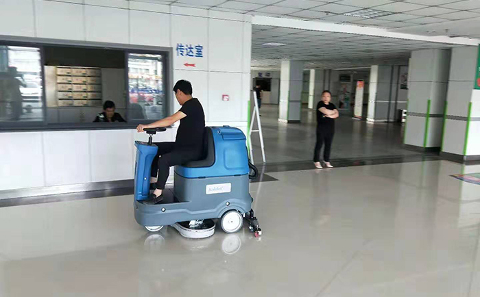 駕駛式洗地機在婦幼保健醫(yī)院