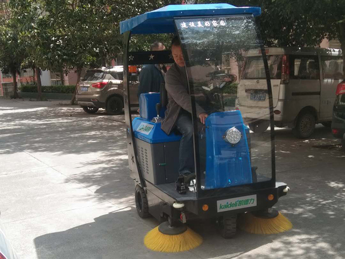 駕駛式掃地機小區(qū)清潔