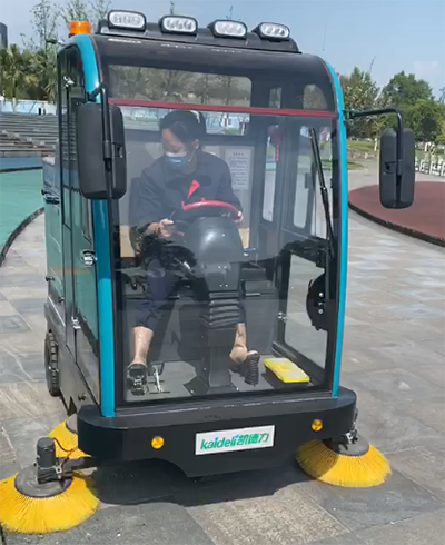 掃地機(jī)清掃校園