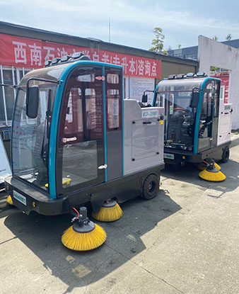 駕駛式掃地機(jī)