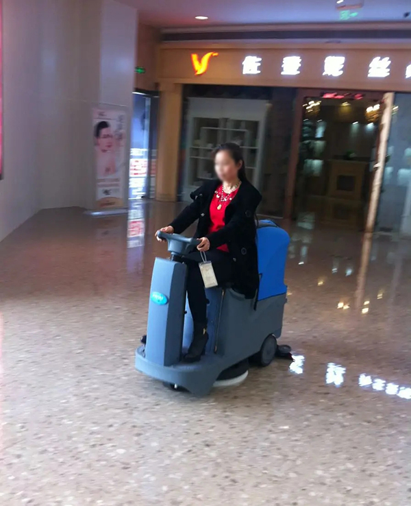 成都珠江廣場用洗地機