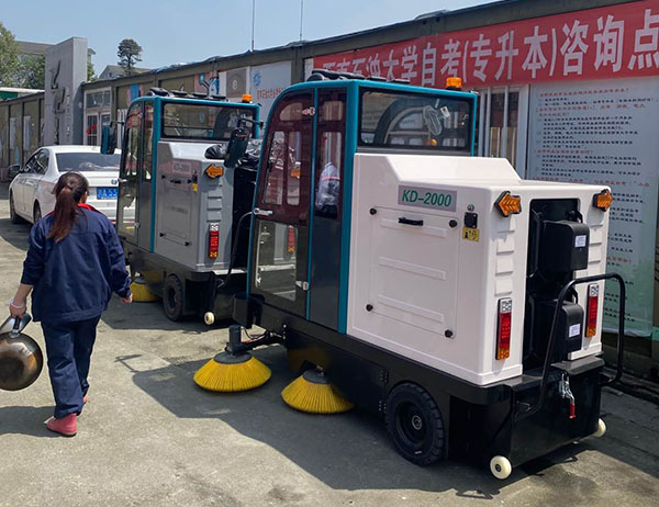 駕駛式掃地機(jī)操作使用