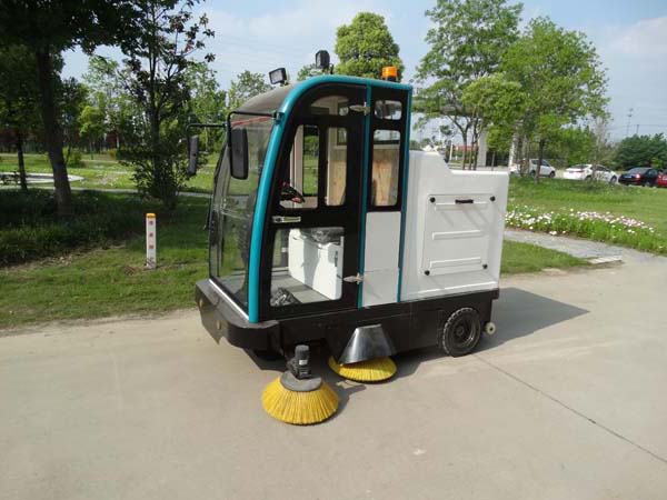 電動駕駛掃地機操作注意