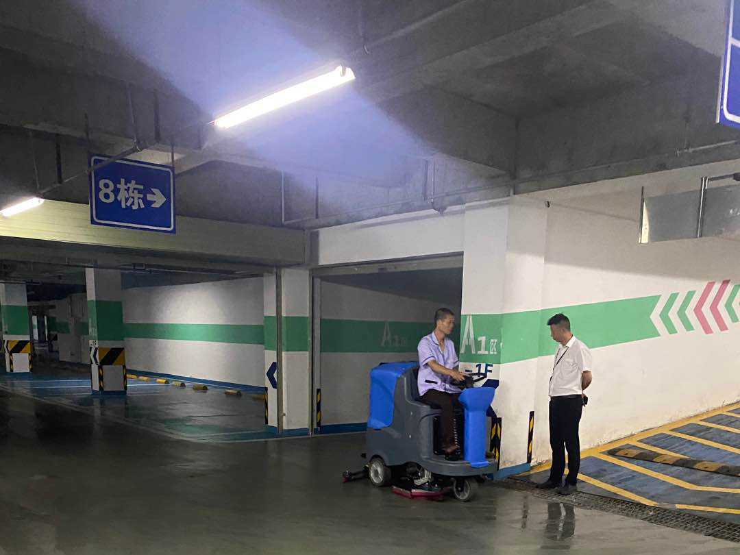 大型駕駛洗地機(jī)M120的使用