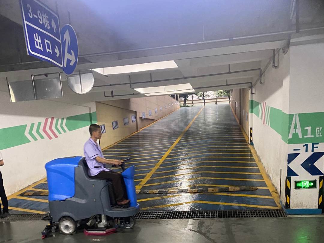 停車場清潔采購宏雯洗地機(jī)