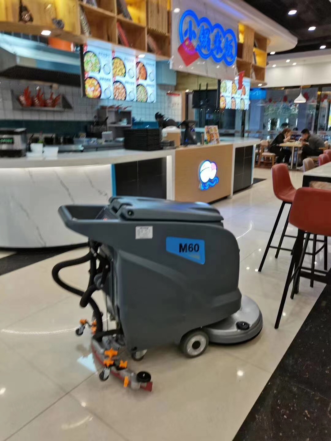 美食街清潔使用全自動洗地機(jī)