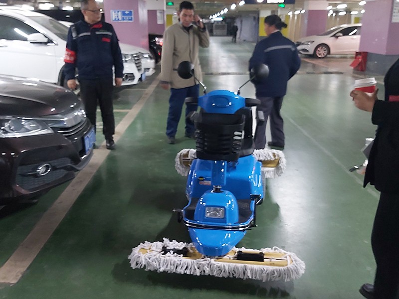 電動(dòng)三輪塵推車(chē)在停車(chē)場(chǎng)