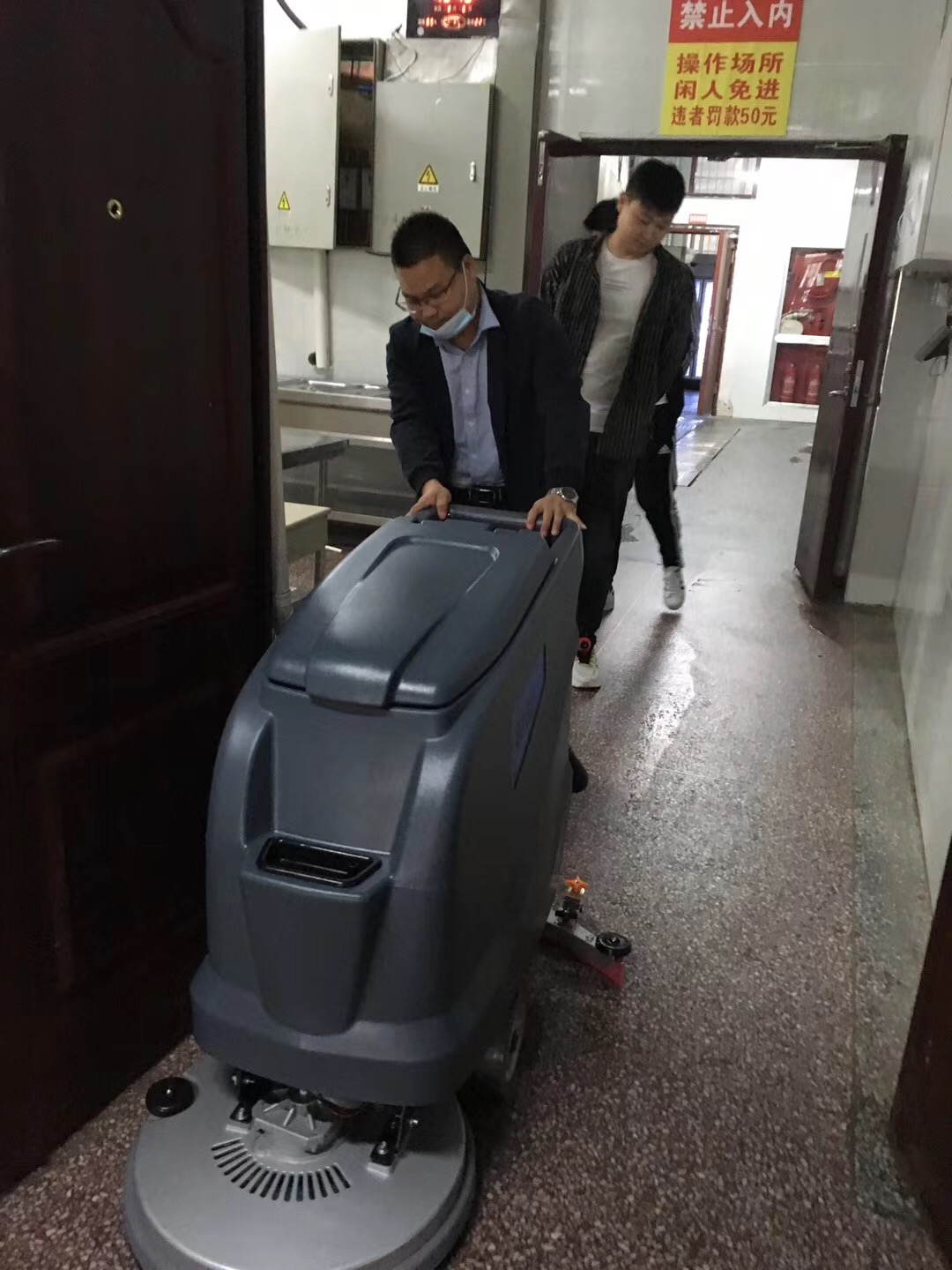 工廠園區(qū)食堂用手推式洗地機(jī)