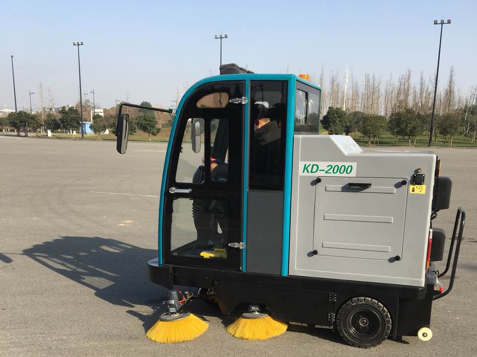 成都宏雯掃地車在園區(qū)清潔