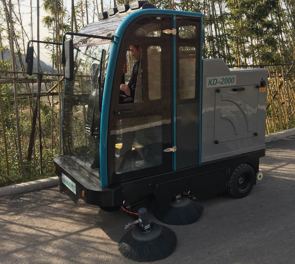 公園景區(qū)道路衛(wèi)生清潔使用電動駕駛掃地車