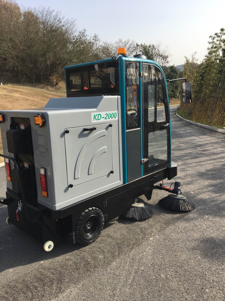 公園景區(qū)道路衛(wèi)生清潔使用電動駕駛掃地車