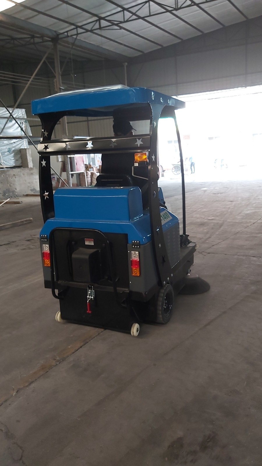 工廠用電動(dòng)掃地車清掃環(huán)境衛(wèi)生