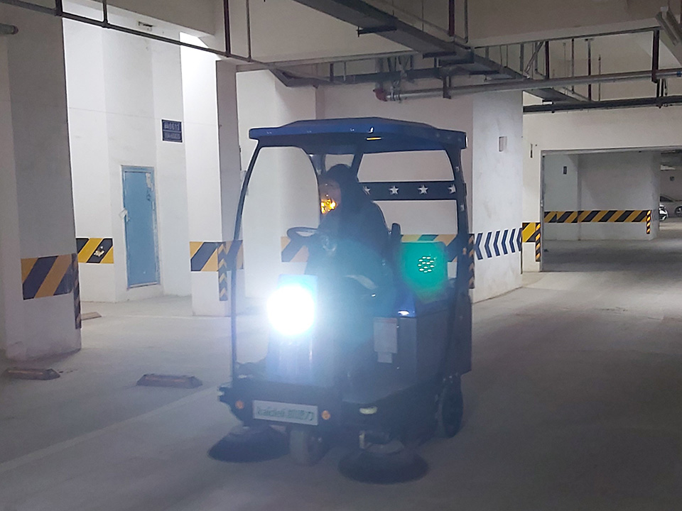 小區(qū)車庫水泥地面使用吸塵掃地機