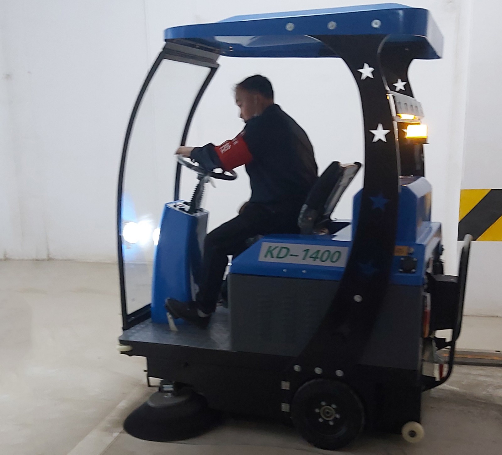 小區(qū)車庫水泥地面使用吸塵掃地機