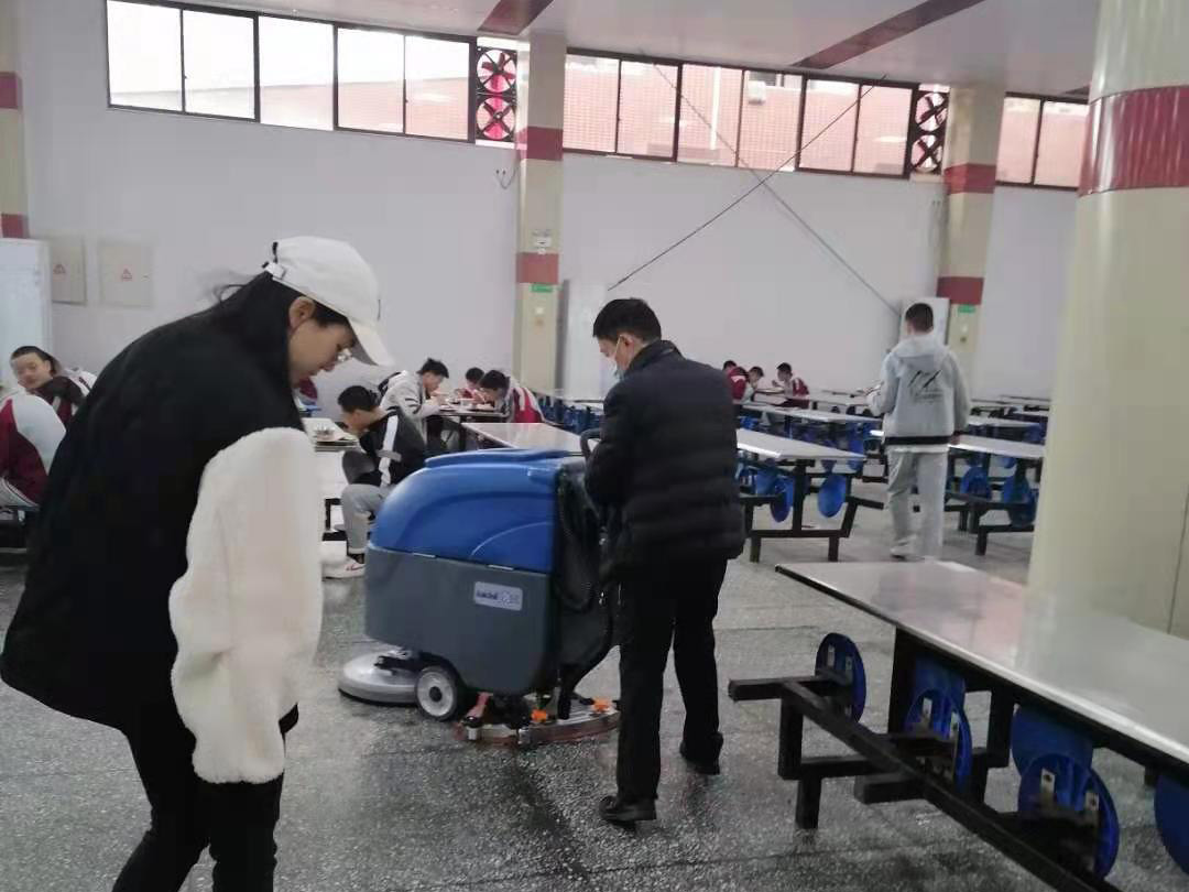 食堂地面清潔選擇宏雯全自動手推式洗地機