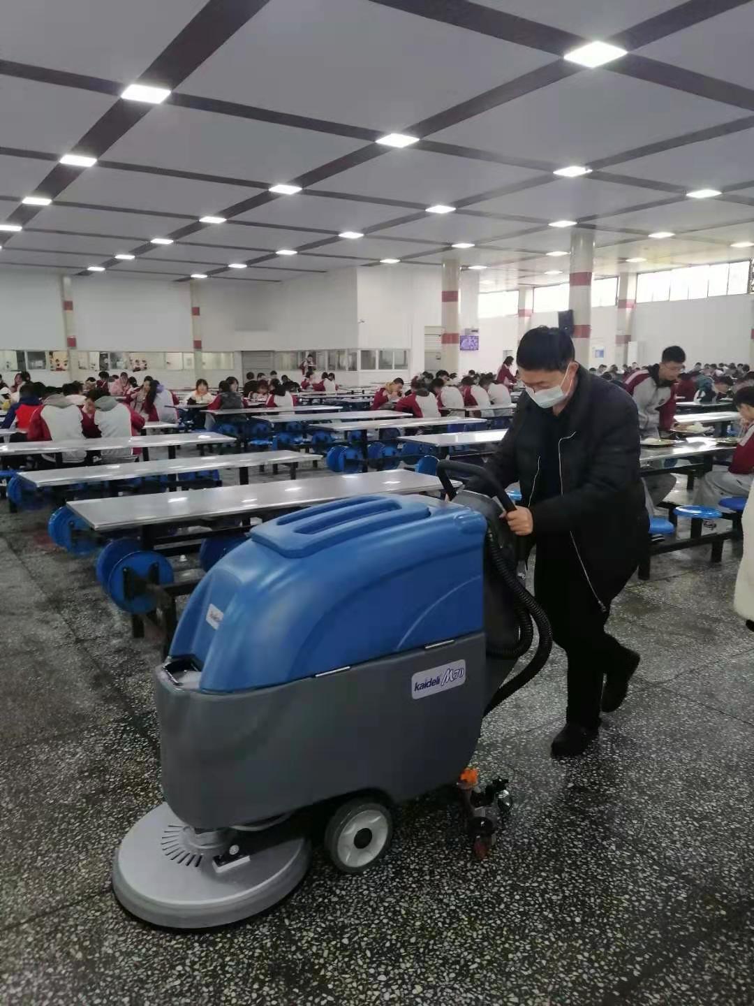 食堂地面清潔選擇宏雯全自動手推式洗地機