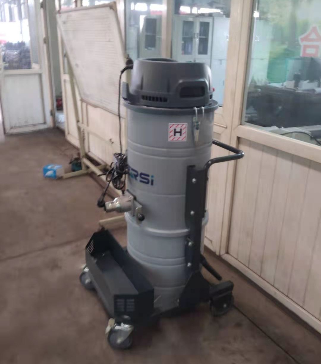 為什么要使用防爆工業(yè)吸塵器