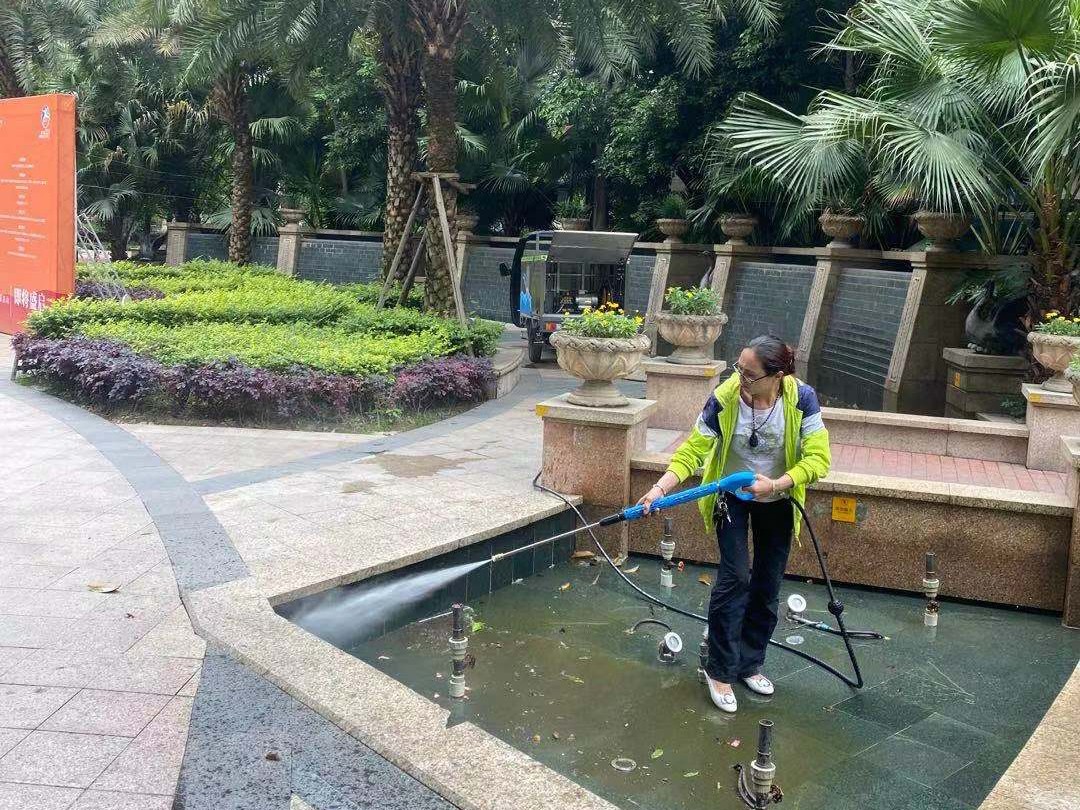 采購高壓清洗車沖洗小區(qū)景觀水池