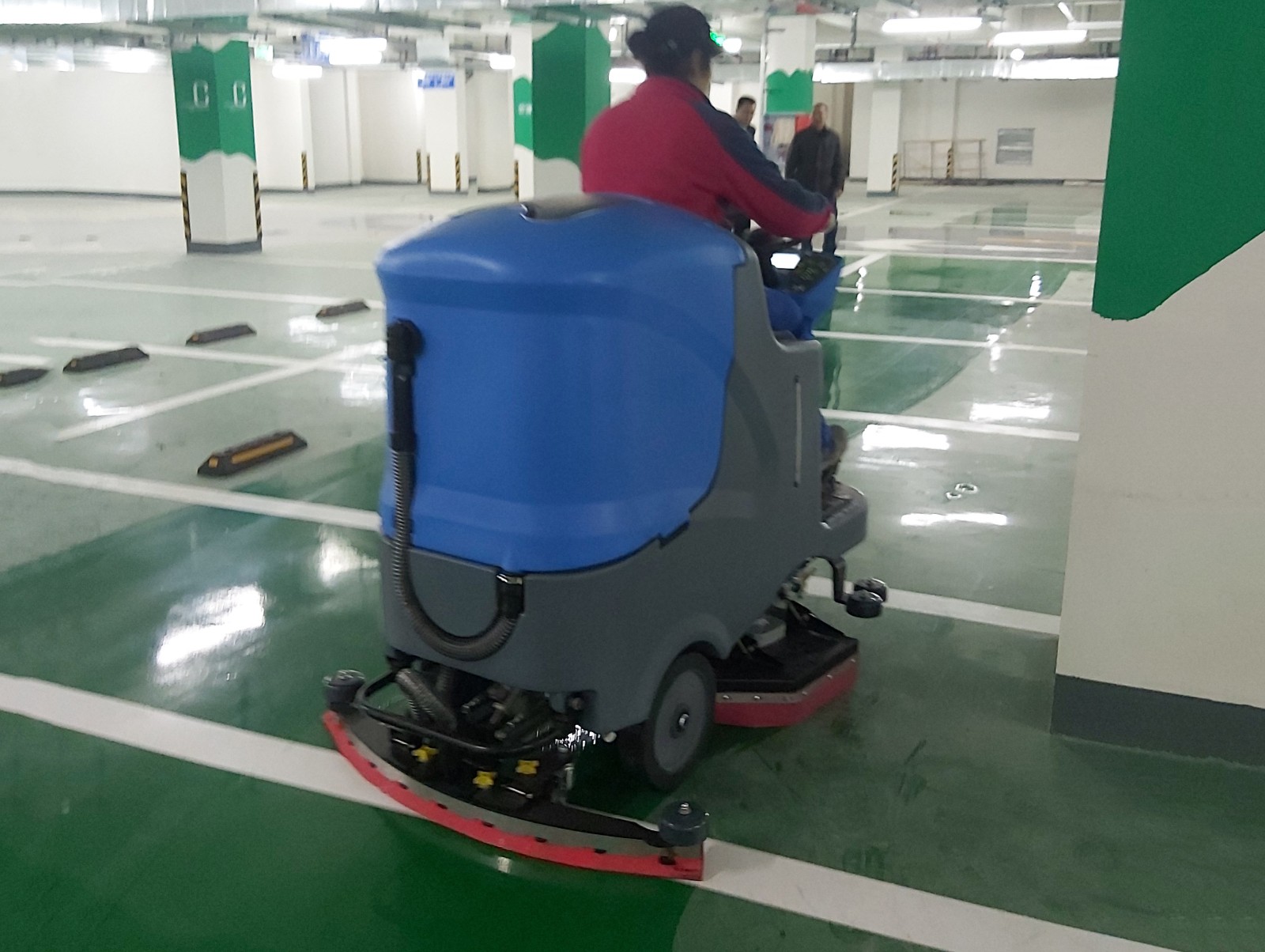 停車場(chǎng)地面清潔選擇了掃地機(jī)與洗地機(jī)