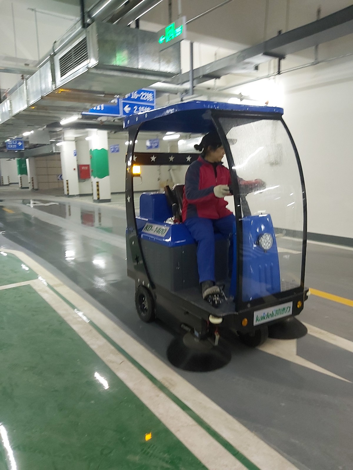 停車場(chǎng)地面清潔選擇了掃地機(jī)與洗地機(jī)