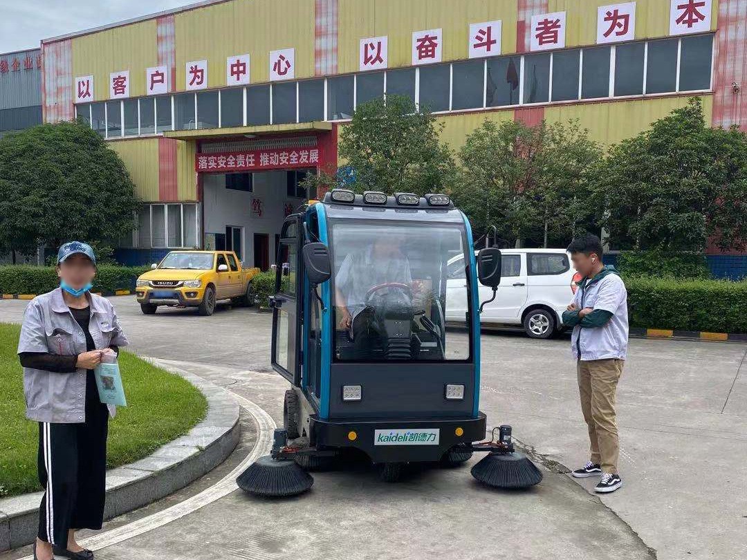 百圖公司采購帶高壓清洗掃地車選擇了成都宏雯