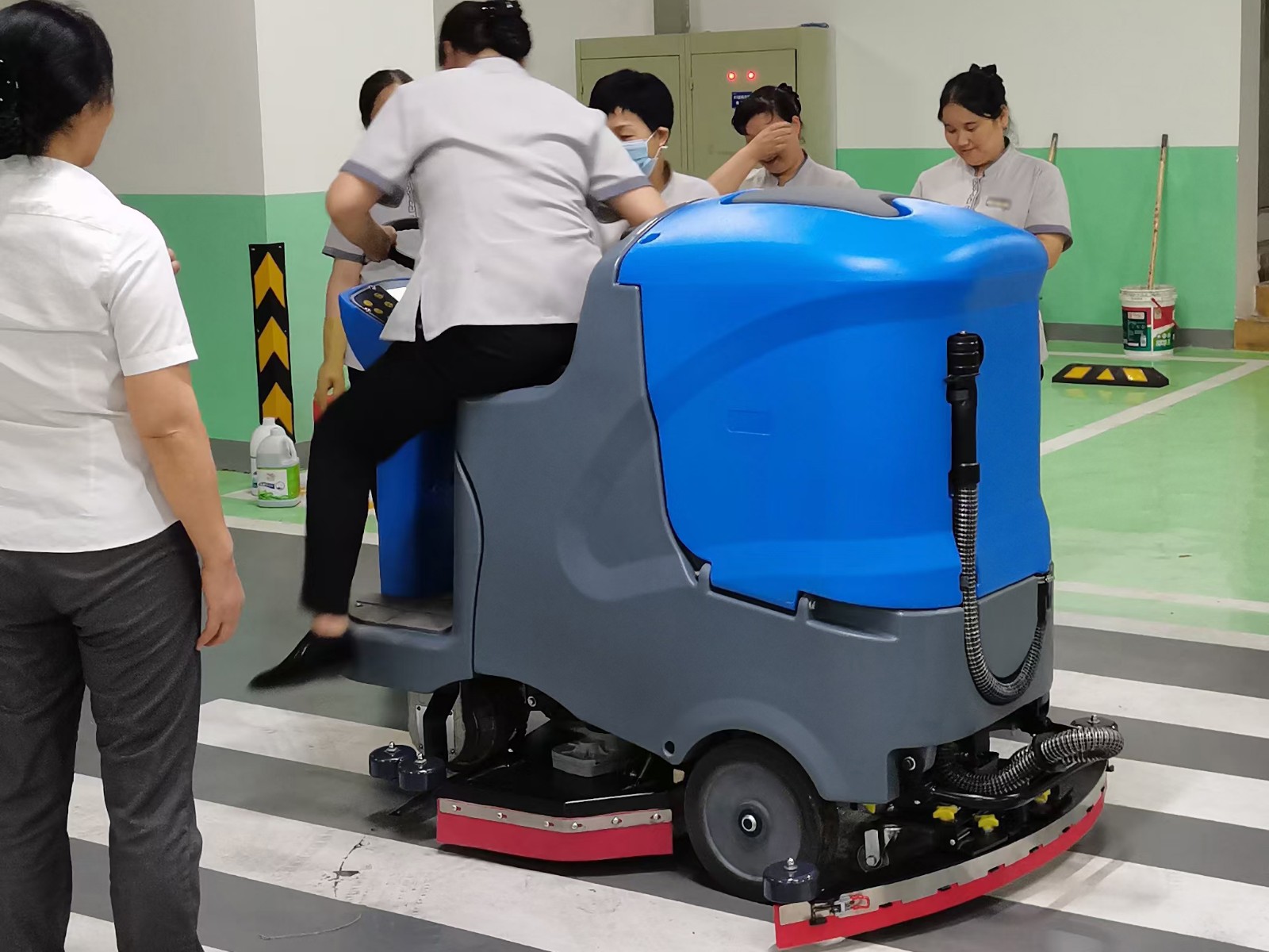 大型寫字樓停車場清潔采購洗地機選擇了成都宏雯公司
