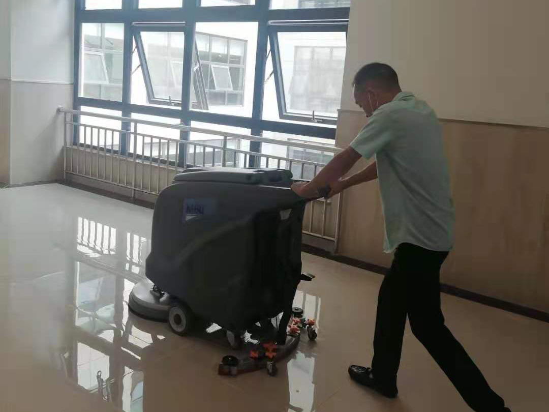 醫(yī)院采購洗地機選擇了成都宏雯公司