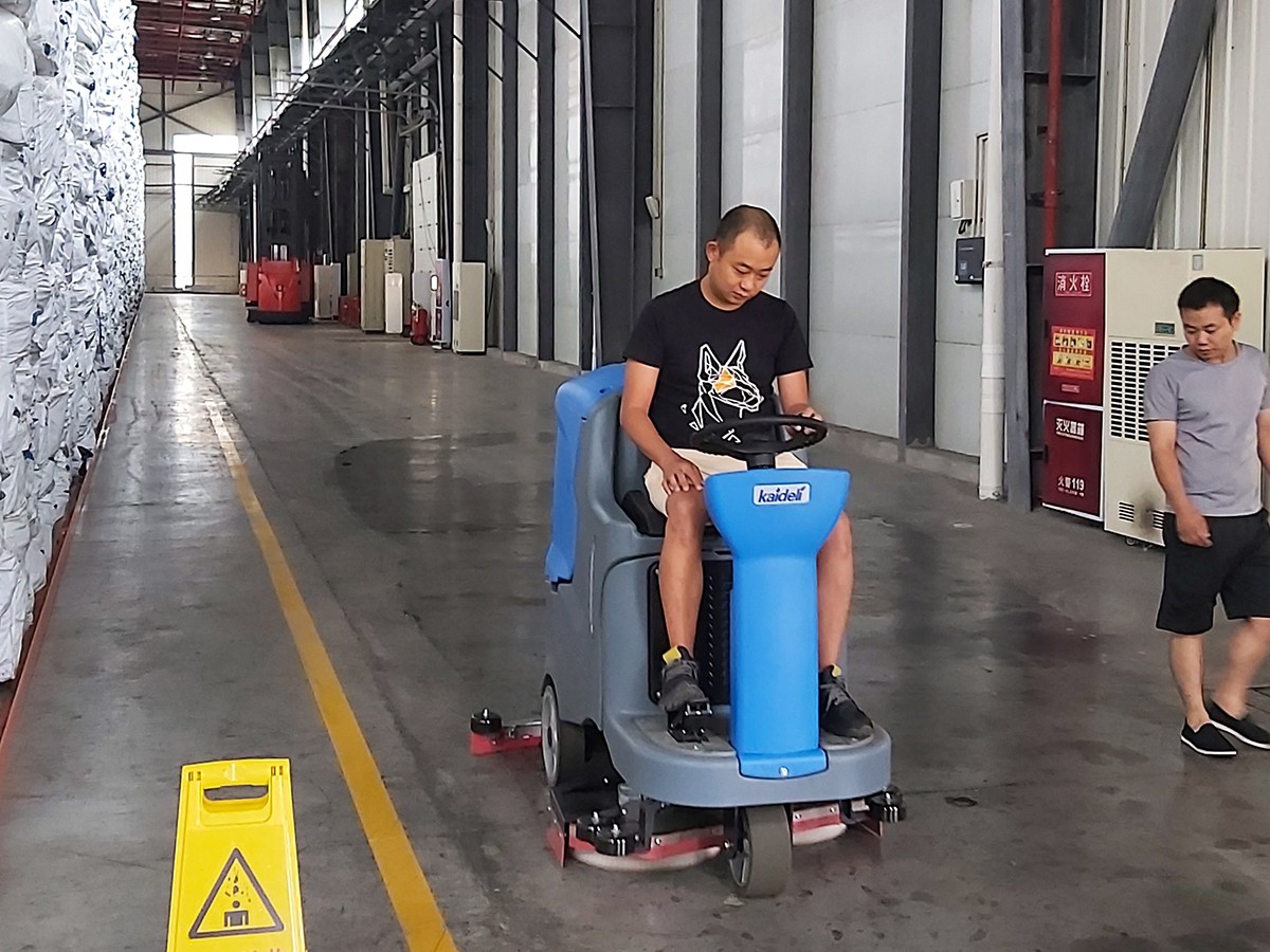 物資儲備庫清潔使用洗地機(jī)