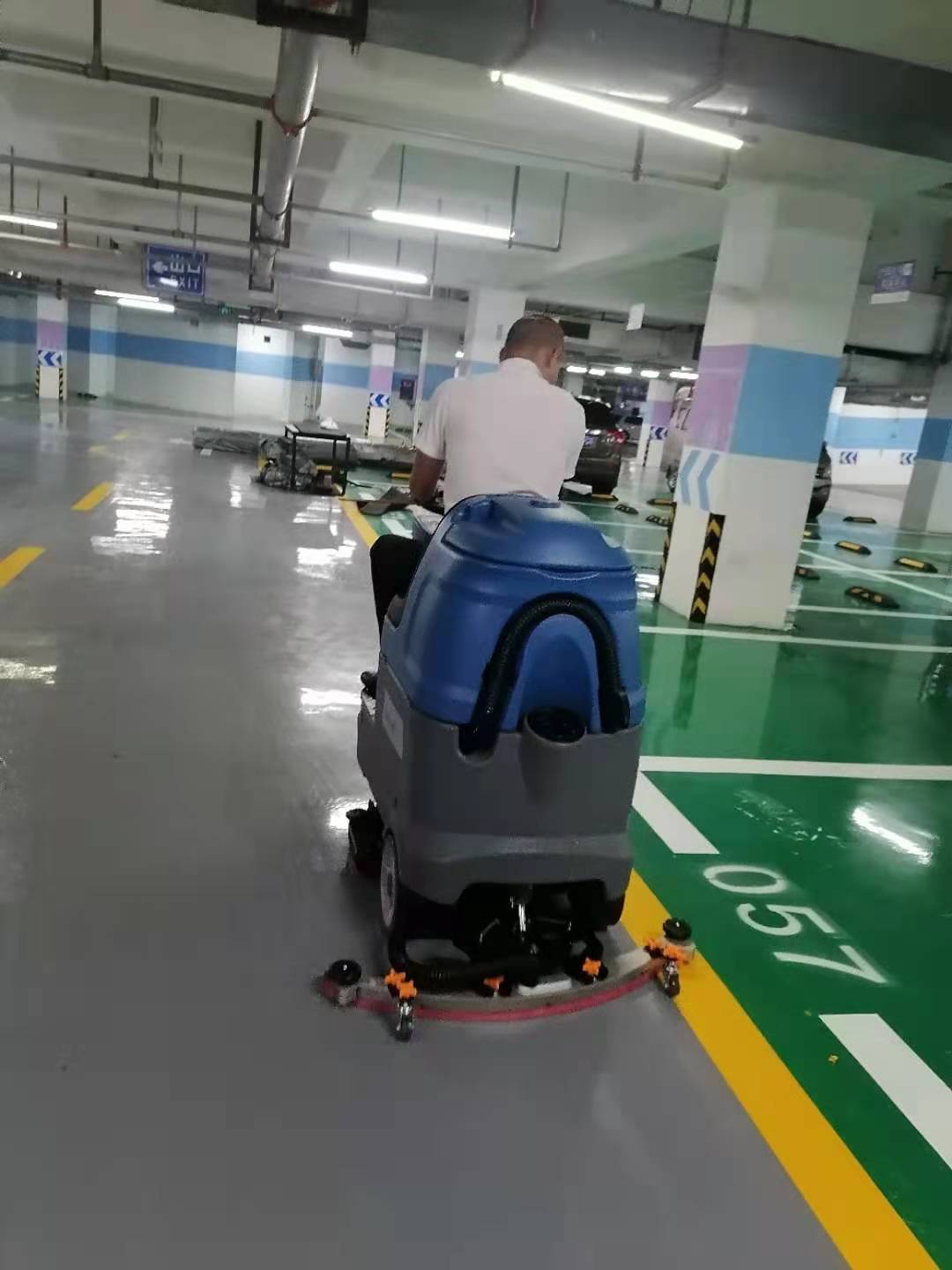 停車場地面清潔使用洗地機