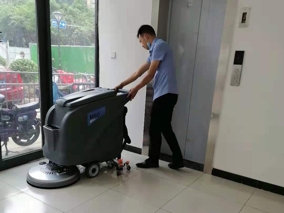 社區(qū)醫(yī)院采購洗地機(jī)選擇了成都宏雯公司