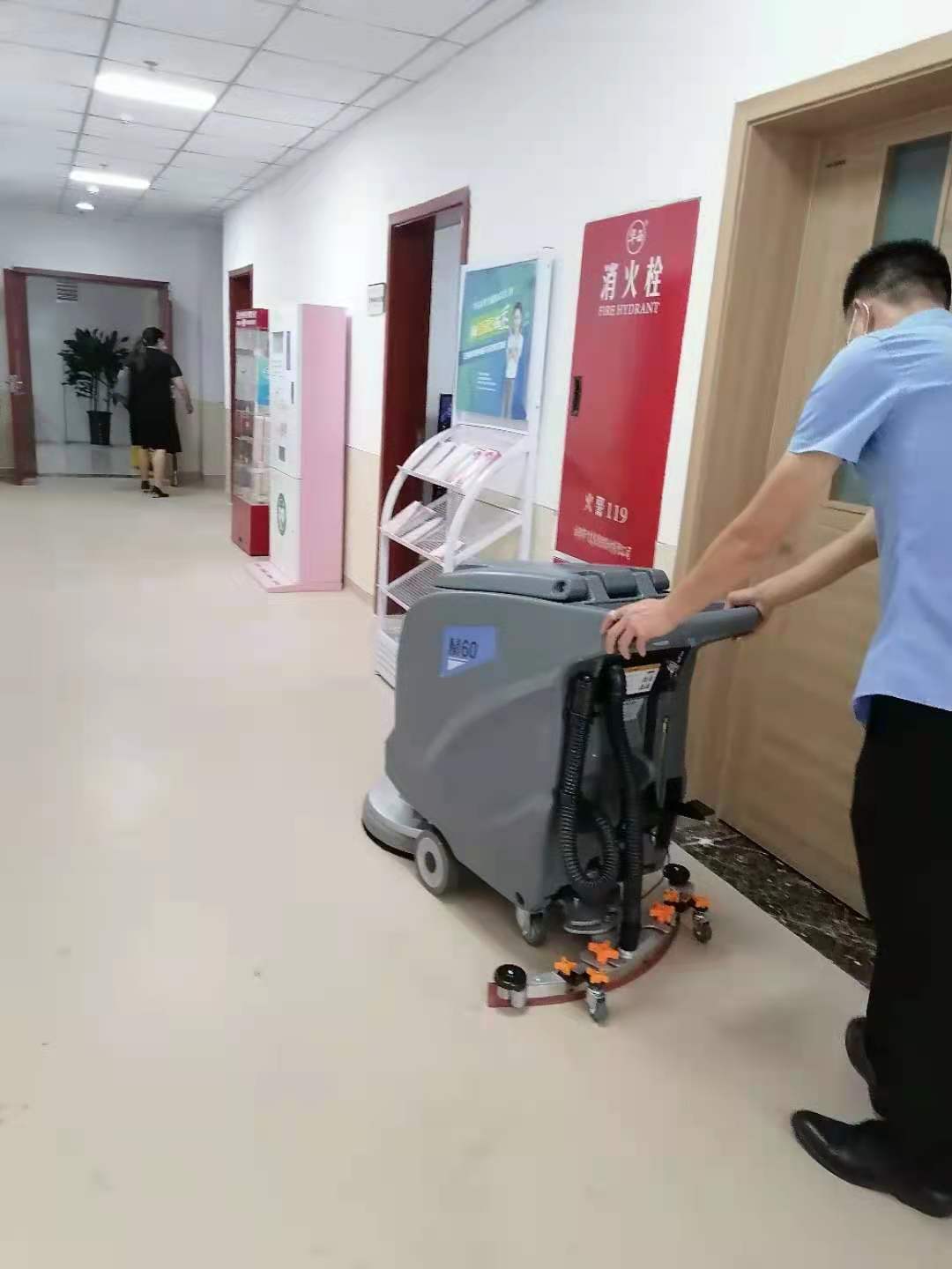 社區(qū)醫(yī)院采購洗地機(jī)選擇了成都宏雯公司