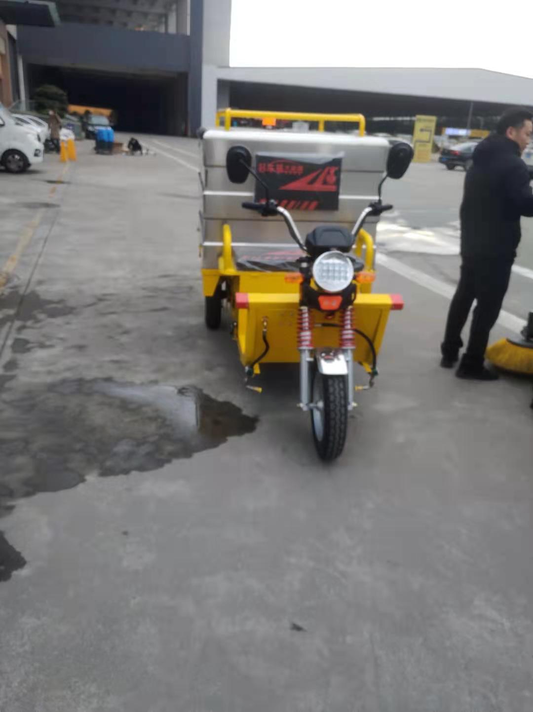 園區(qū)轉(zhuǎn)運中心使用電動三輪沖洗車