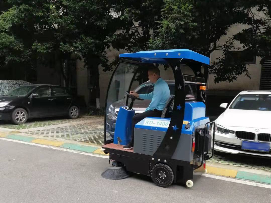 物業(yè)小區(qū)采購(gòu)駕駛式掃地車(chē)使用
