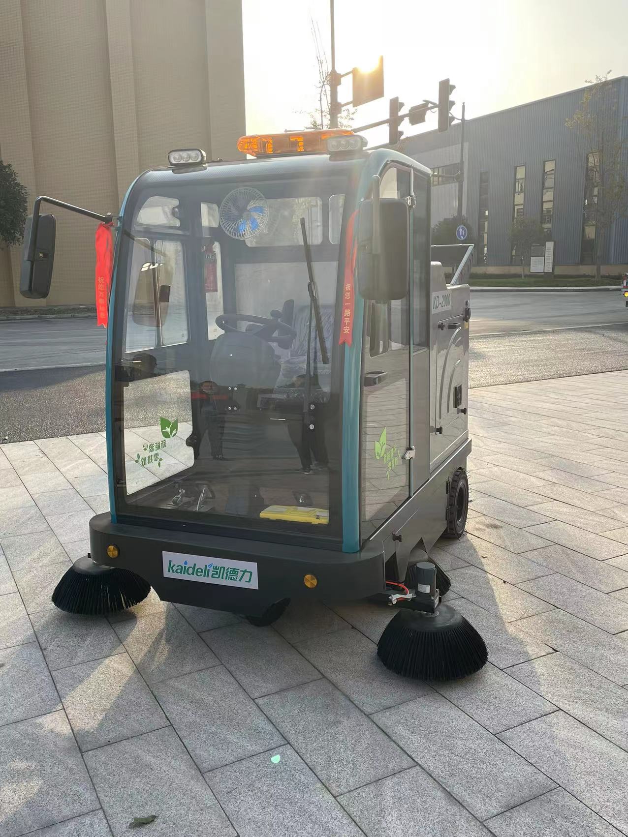 工業(yè)廠區(qū)清潔使用掃地車