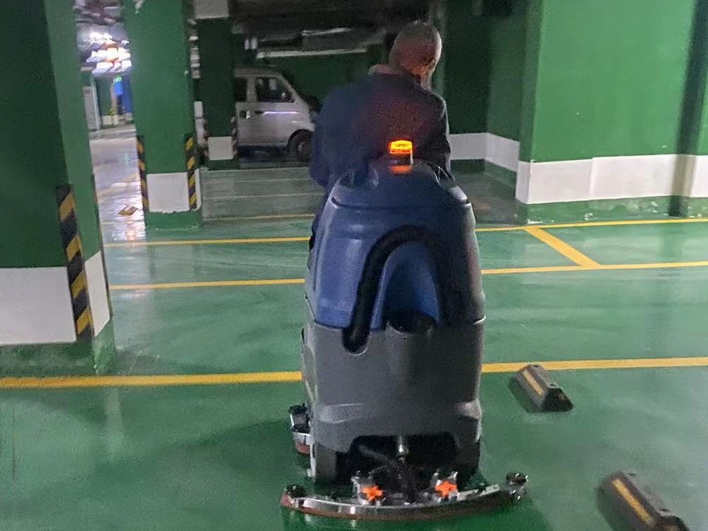 環(huán)氧地坪停車場(chǎng)使用駕駛式洗地機(jī)