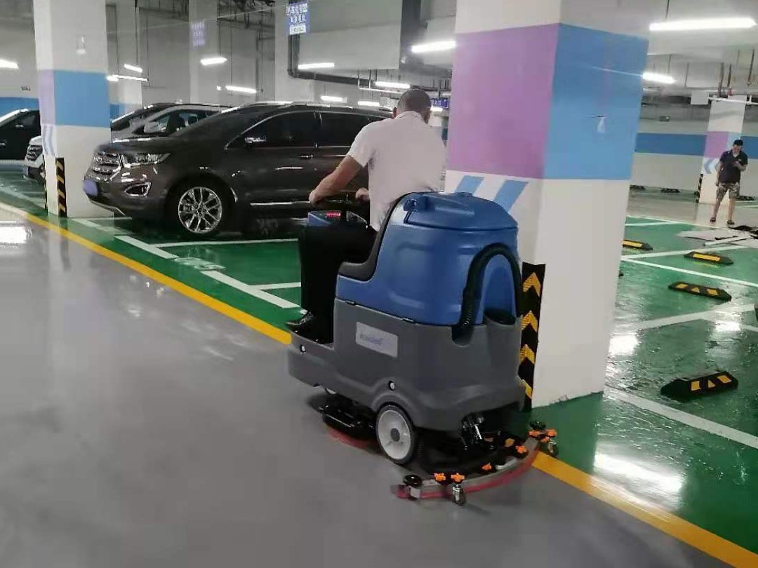 環(huán)氧地坪停車場(chǎng)使用洗地機(jī)保潔