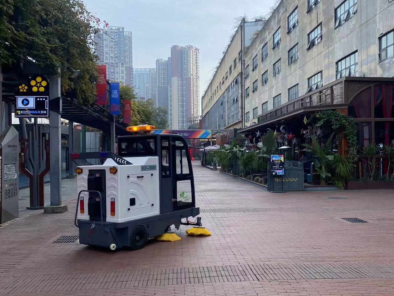 南充金融廣場路面清掃車