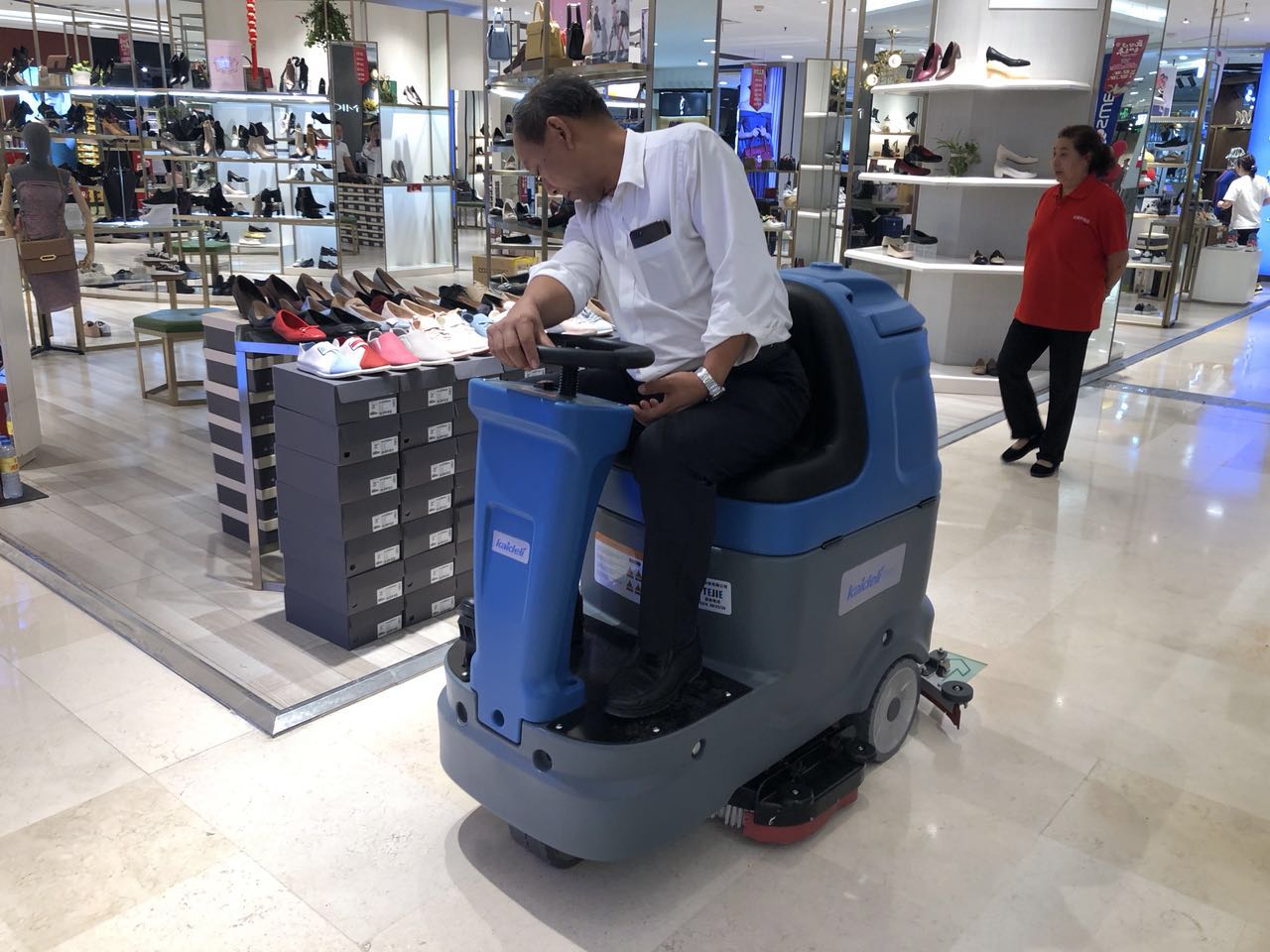 南充金融廣場采購洗地機(jī)