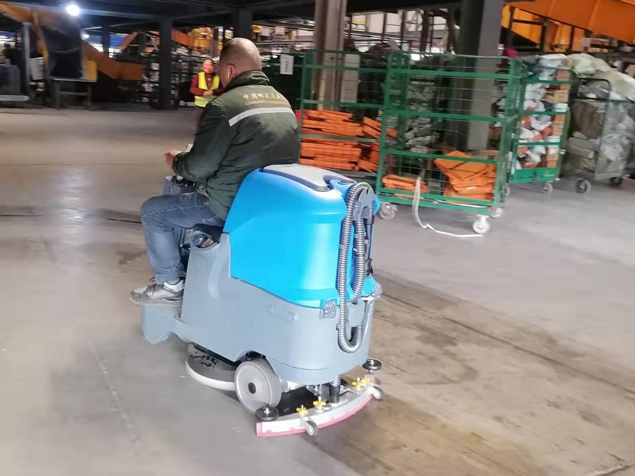 物流園區(qū)車間使用小型駕駛式洗地車