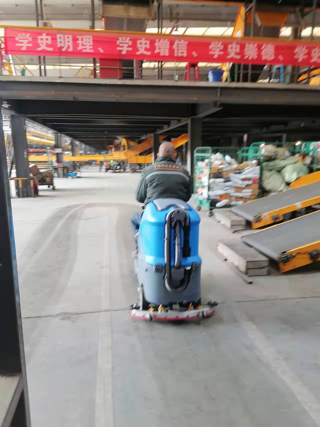 郵政物流車間使用洗地車