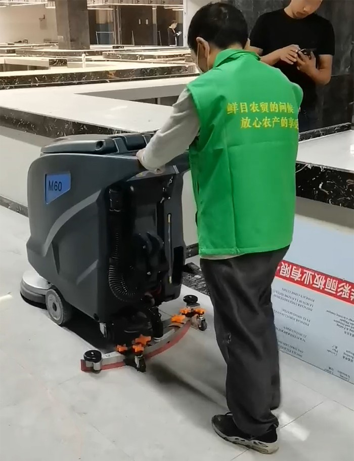 農(nóng)貿(mào)市場(chǎng)地面保潔洗地機(jī)